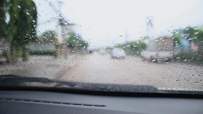 车内视野在雨天用环境声音模糊交通