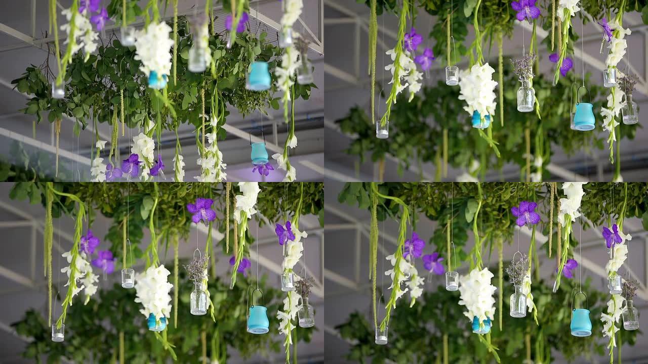 五颜六色的挂上白色和紫色的花朵在