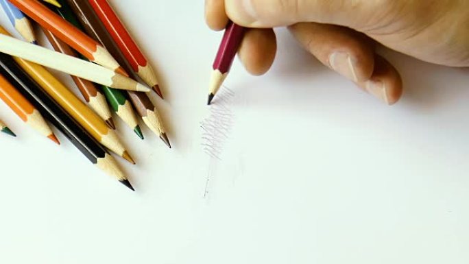 白纸上的彩色铅笔