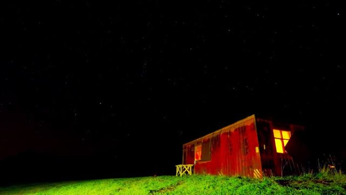 带有棚屋和星空的夜间延时