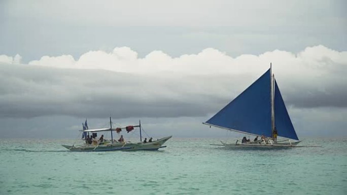 蓝色大海中的帆船。菲律宾长滩岛