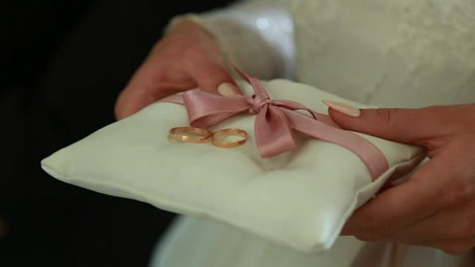丝绸枕头上的新婚夫妇结婚戒指