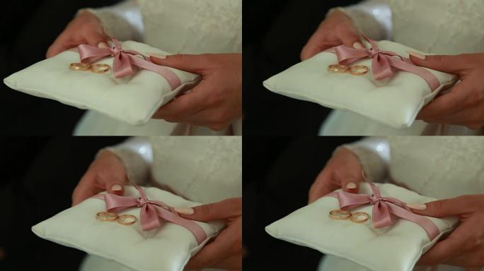 丝绸枕头上的新婚夫妇结婚戒指