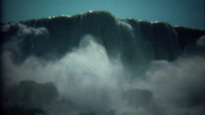 1973: 从下面强烈的宽级联瀑布。