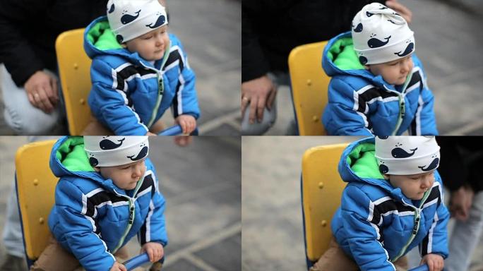 小男孩和他的父亲在公园里骑跷跷板