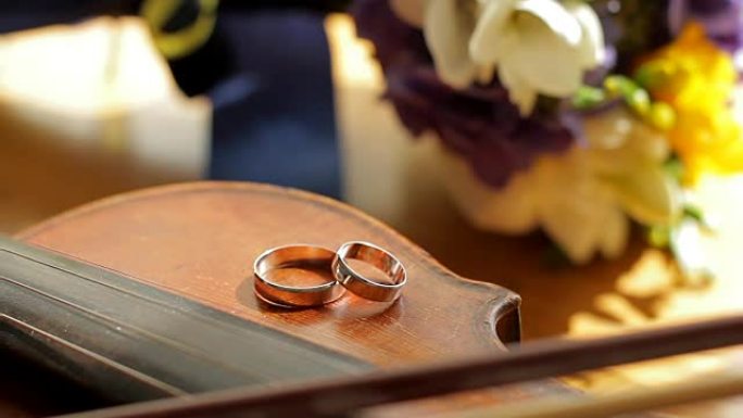 结婚戒指在小提琴上。