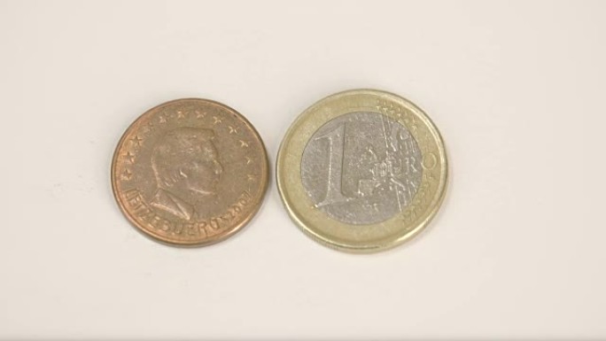 白色桌上两种不同的卢森堡欧元硬币