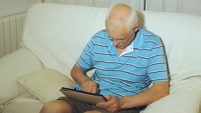 老人使用平板电脑