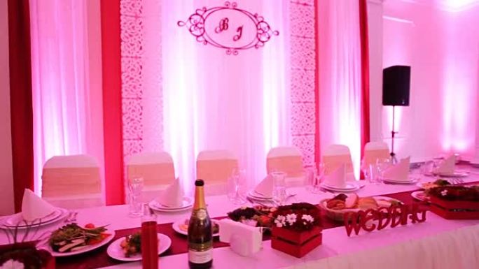令人惊叹的粉色婚礼装饰在粉丝餐厅。