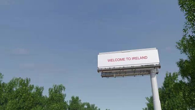 接近大型高速公路广告牌，欢迎来到爱尔兰字幕。全高清剪辑