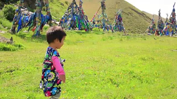 一个蒙古女孩在萨满阿达克面前摆姿势
