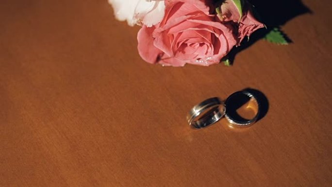 新郎结婚戒指滚动并落在新娘戒指附近