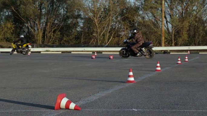 交通锥之间的摩托车驾驶课程Moto Gymkhana摩托车手