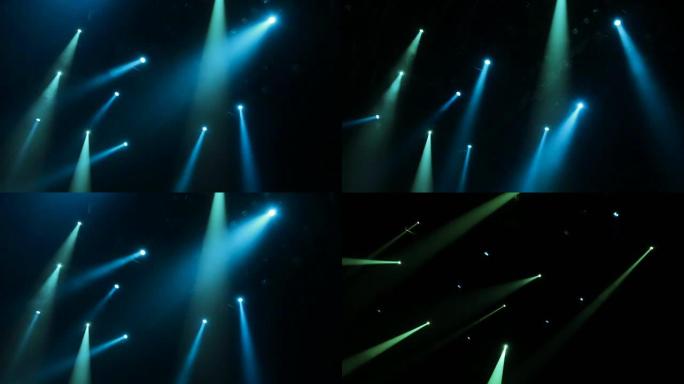 演出期间，聚光灯下的蓝光穿过剧院的烟雾。照明设备