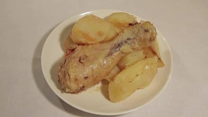 鸡腿配土豆放在白盘上