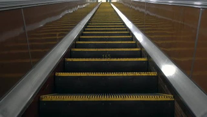 莫斯科地铁上楼的自动扶梯