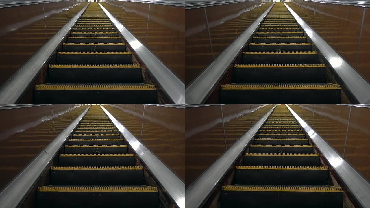 莫斯科地铁上楼的自动扶梯