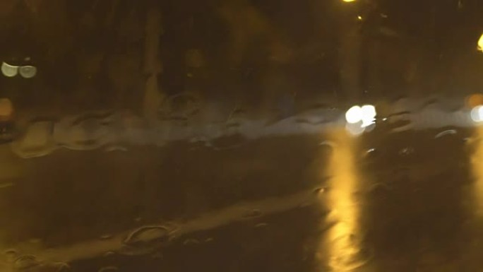 倾盆大雨中夜间交通的慢动作视频