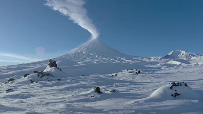 冬季喷发Klyuchevskaya Sopka-堪察加半岛的活跃平流火山