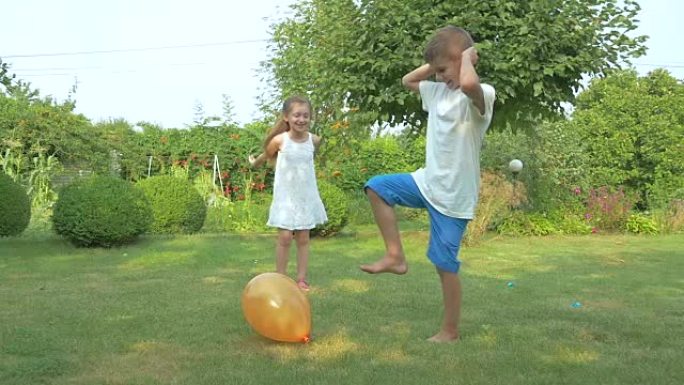 孩子们在花园里爆气球