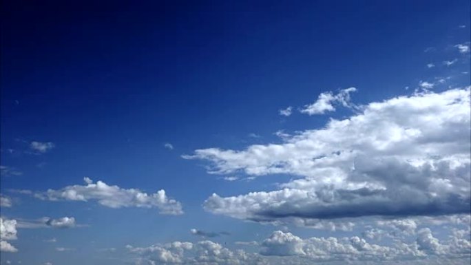 自然背景-白云运行。蓝色晴朗的天空。