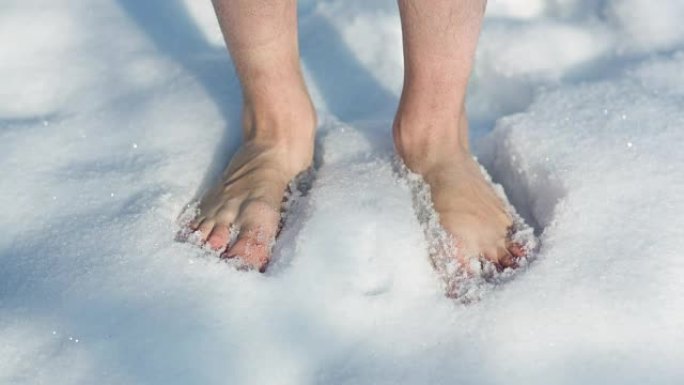 脚在白雪皑皑的地面上