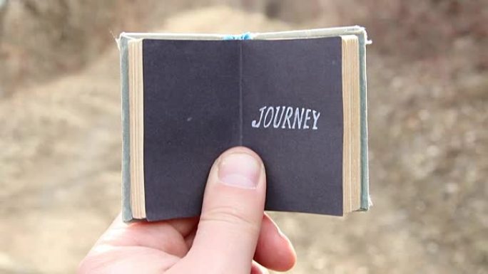 旅途，旅行者拿着一本带有文字的复古书