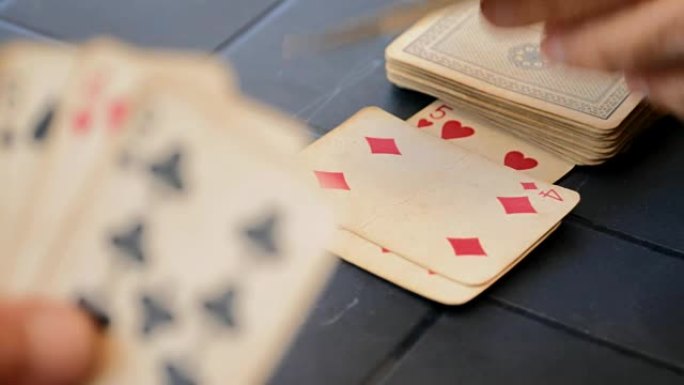 游戏中男性手握牌的特写