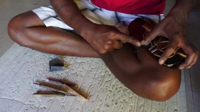 斐济土著男子的手雕刻海龟