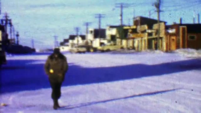 1957: 市区商业区男子在寒冷的冬天快速行走。