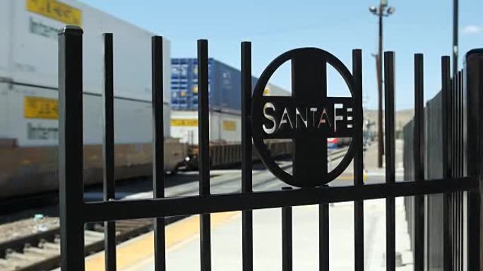 在亚利桑那州，一列货运列车经过铁路站场的圣达菲铁门