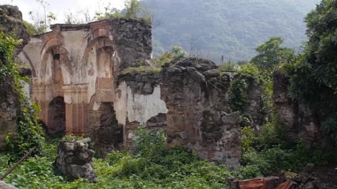 一座被地震摧毁的老教堂的废墟拱门缓慢变宽