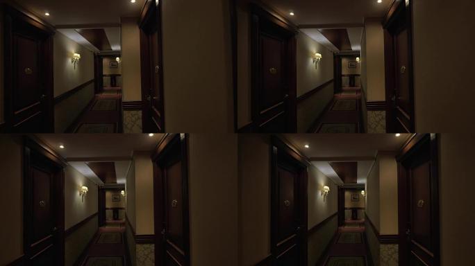看到长长的酒店走廊，房间里有发光的灯和门