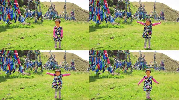 一个蒙古女孩在萨满阿达克面前摆姿势