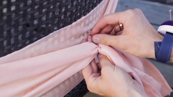 女人 & amp;#39; 夏天用浅粉色纺织品用金属丝装饰椅背