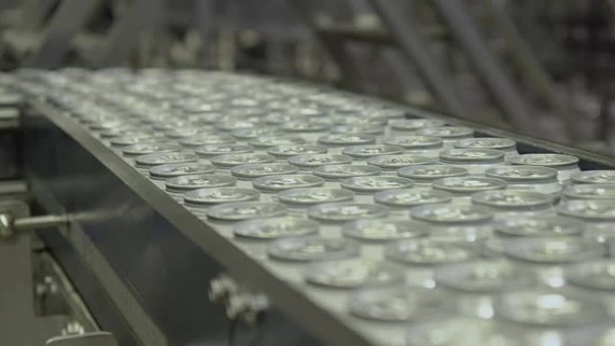 工厂输送线上有成千上万的饮料铝罐。