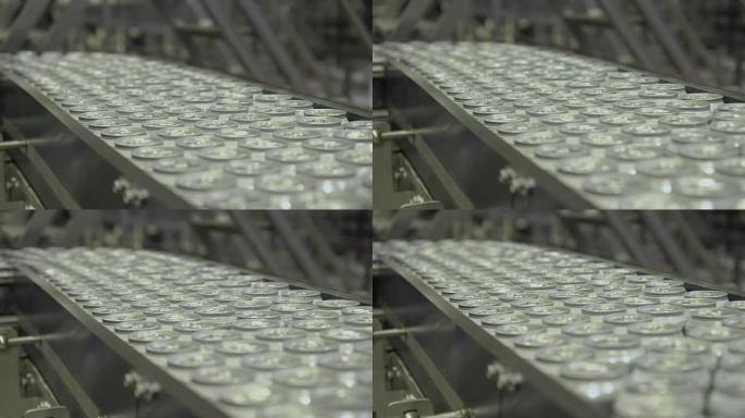 工厂输送线上有成千上万的饮料铝罐。