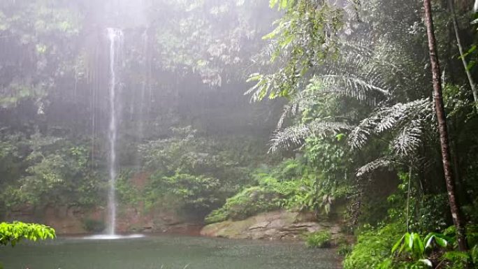 雨天婆罗洲雨林的瀑布