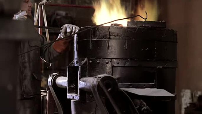 工业铸造厂防护服耙炉中的钢铁工人