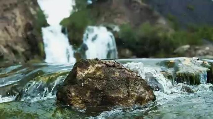 靠近森林深处的小瀑布。美丽的小旅游瀑布。瀑布落入的小湖