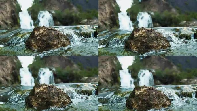 靠近森林深处的小瀑布。美丽的小旅游瀑布。瀑布落入的小湖
