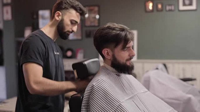 理发师准备他的客户刮胡子在一个老式的理发店。