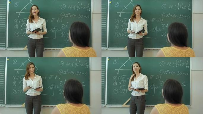 教师在课堂上在黑板上教授数学
