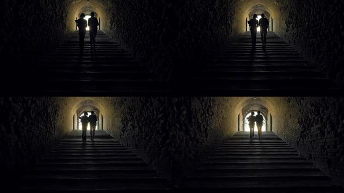 在黑暗的隧道中消失的妇女的剪影