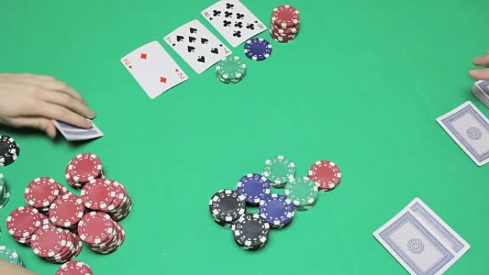 对于桌上扑克，三张牌是翻牌