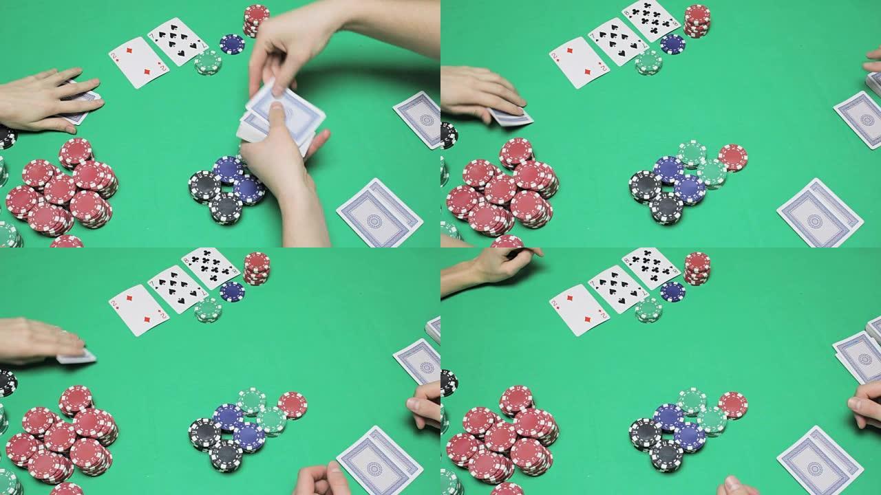 对于桌上扑克，三张牌是翻牌