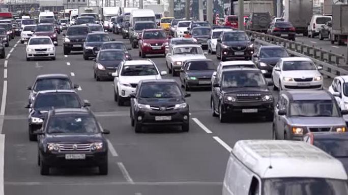 莫斯科高峰时间交通繁忙，车道拥挤