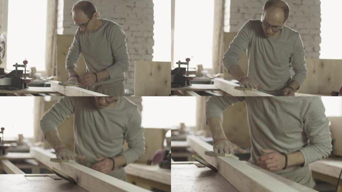 老木匠用特殊海绵硬擦板表面。制造商