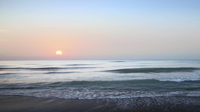 清晨大海日出海浪沙滩