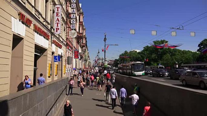 涅夫斯基前景。圣彼得堡。人们沿着大道走。4K。